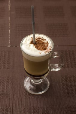 cam fincan mocha çikolata parçaları ile kahve