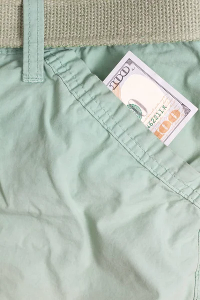 Nota de cem dólares dentro de calças de bolso frontal — Fotografia de Stock