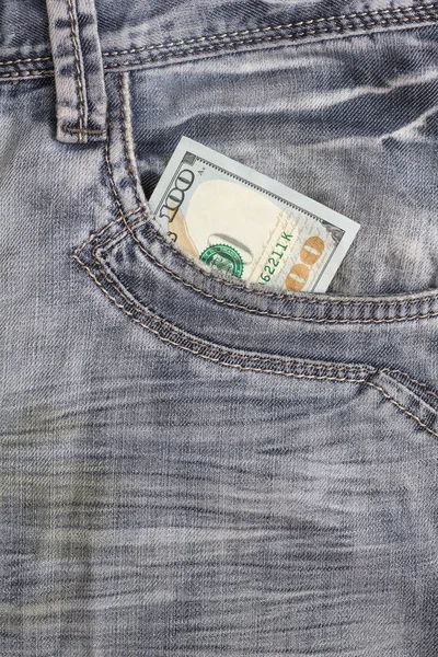 Hundra dollar bill inuti frontficka jeans — Stockfoto