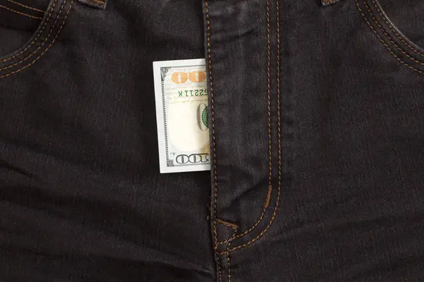 在遮羞布黑色牛仔裤里的百元钞票 — 图库照片