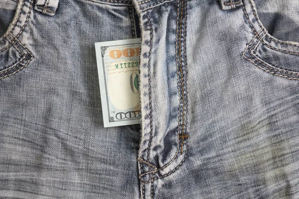 Banconota da cento dollari dentro dei jeans blu coccodrillo — Foto Stock