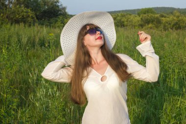 Güneş şapkalı beyaz kadınlar gökyüzüne bak