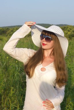 güneş hat duruş alanındaki beyaz kadınlarda