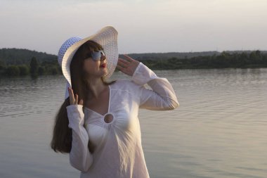 güneş hat duruş beach göl kenarında beyaz kadın