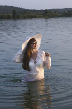 güneş hat duruş göl kenarında beyaz kadın