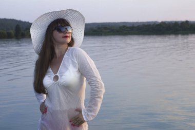 güneş hat duruş beach göl kenarında beyaz kadın