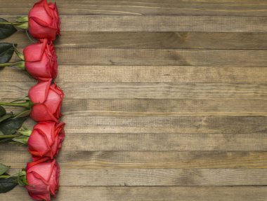 buket kırmızı poz çiçek ve kağıt defter