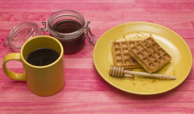 Kupa kahve ve kavanoz bal ile Viyana gözleme