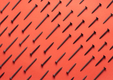 Kırmızı arkaplanda renkli vida deseni üst görünümü