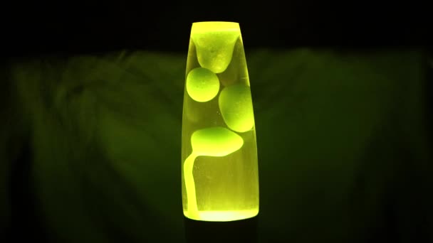 熔岩灯在黑暗中造成绿色气泡 — 图库视频影像