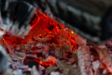 Şenlik ateşi ve kömürleri