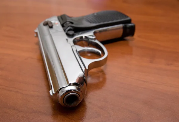 Bir tablo üzerinde gümüş tabanca