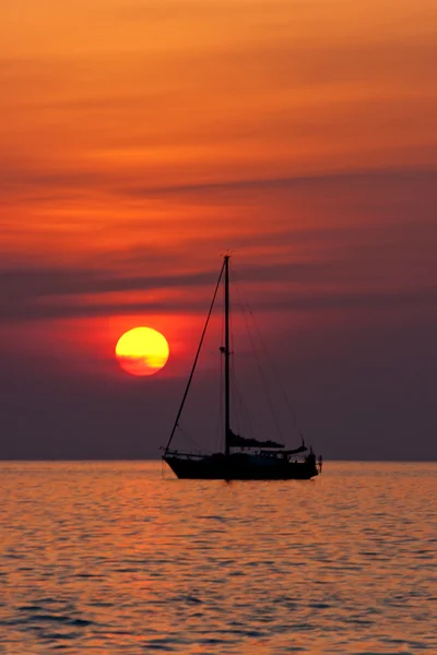 Żaglówkę i zachód słońca — Zdjęcie stockowe