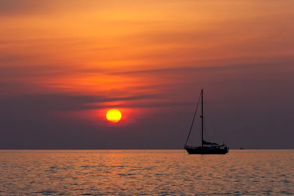 Zeilboot en zonsondergang — Stockfoto