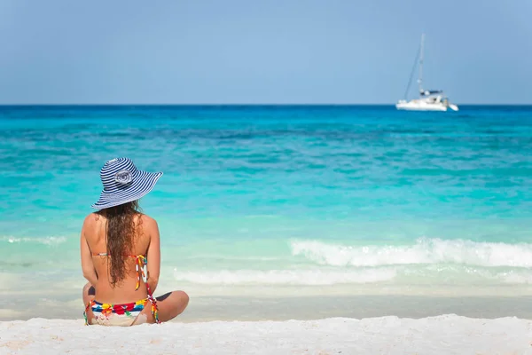 Genç kadın meditasyon yapıyor.