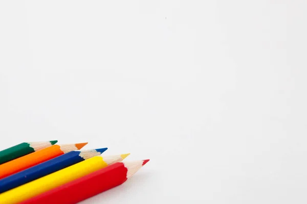 üst üste renkli kalemler