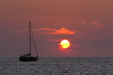 Yelkenli ve gün batımı