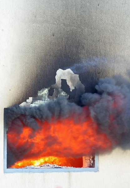 Okno v plamenech — Stock fotografie