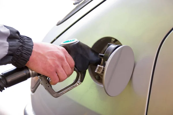 bir araç yakıt ikmali