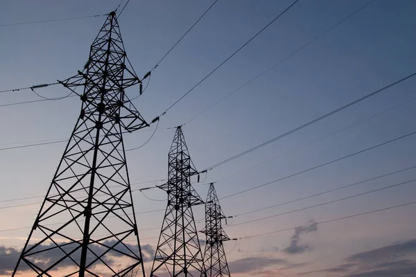 Kabloları ile elektrik direkleri