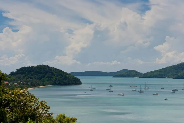 Yates en bahía tropical — Foto de Stock