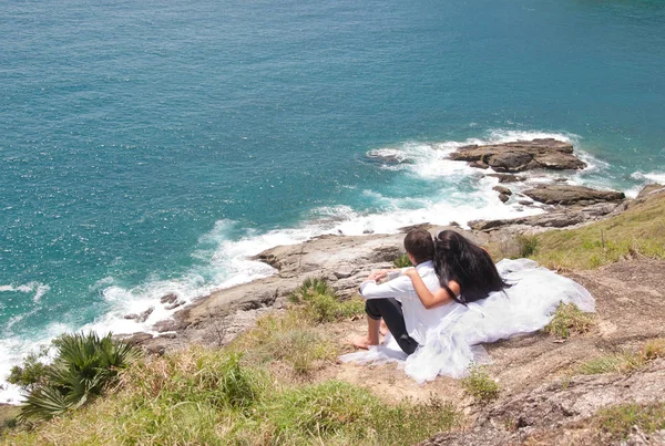 Düğün çift kayalık sahil üzerinde