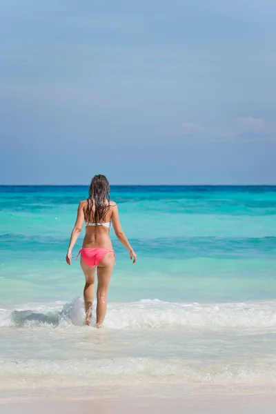 Okyanusta genç kadın