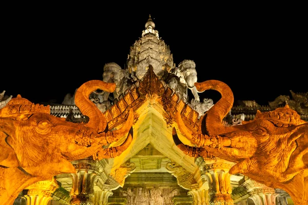 Kapı da fil başlı