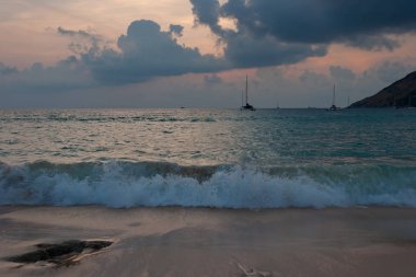 Sahilde gün batımı