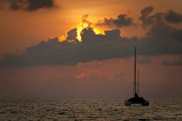 Sonnenuntergang und Silhouette des Segelbootes — Stockfoto