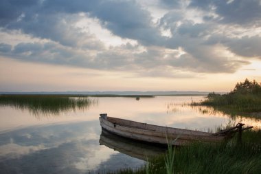 Göl kenarında gündoğumu