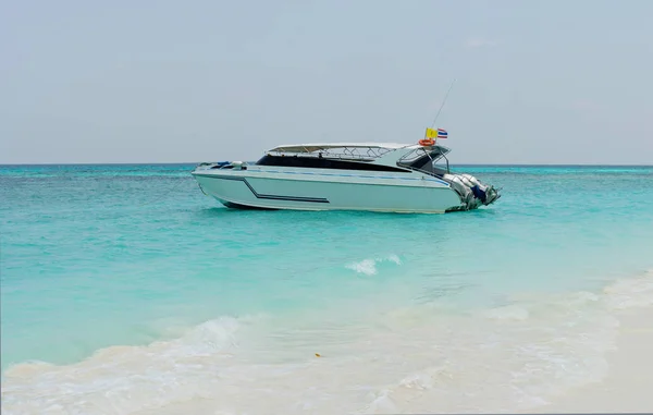 Schnellboot am tropischen Strand — Stockfoto