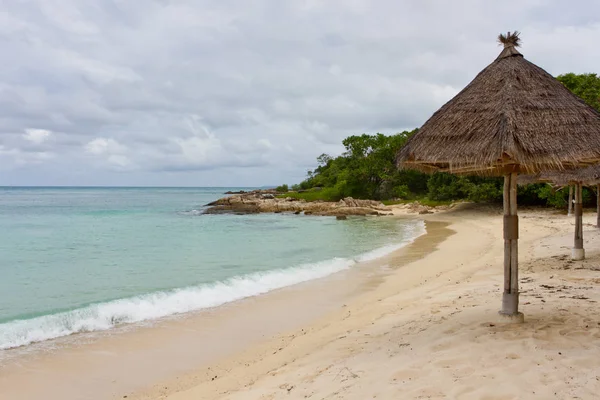 Playa en isla tropical — Foto de Stock