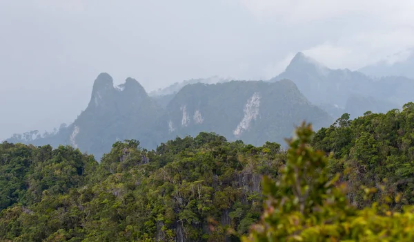 Vista sulle montagne tropicali — Foto Stock