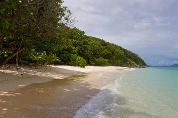 Playa en isla tropical — Foto de Stock