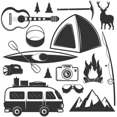 Vektör beyaz arka plan üzerinde izole kamp nesneleri kümesi. Seyahat simgeler ve Amblemler. Macera açık etiketleri, dağlar, çadır, Araba, rafting, yangın