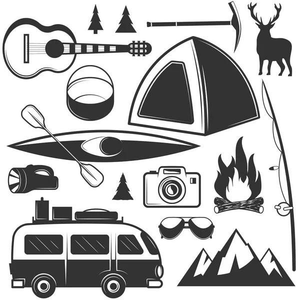 Conjunto vectorial de objetos de camping aislados sobre fondo blanco. Iconos y emblemas de viaje. Etiquetas de aventura al aire libre, montañas, tienda, coche, rafting, fuego — Vector de stock