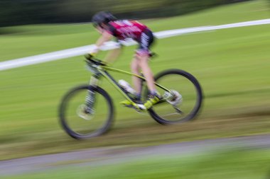 mountainbiker downhill contest