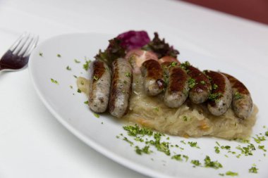 geleneksel Bavyera sosisleri lahana turşusu ile
