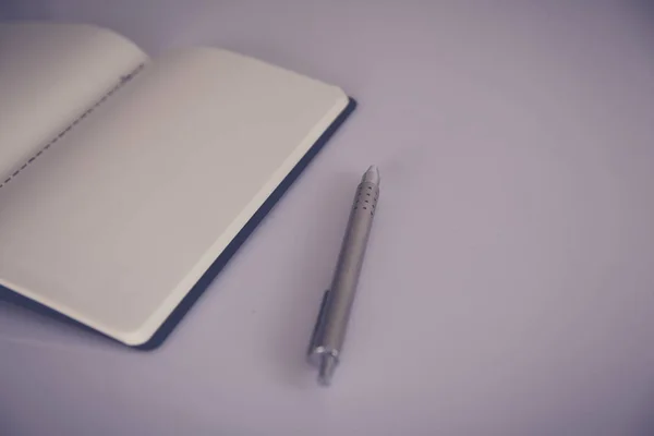 Libreta limpia con pluma y café — Foto de Stock