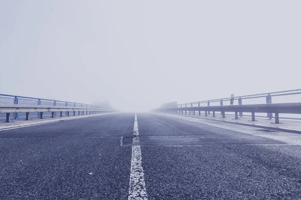 Foogy sunrise at highway — Stock Photo, Image