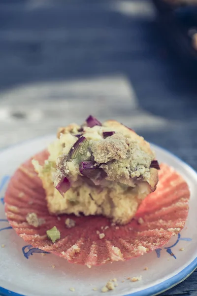 Lite hemmagjord rabarber muffin — Stockfoto