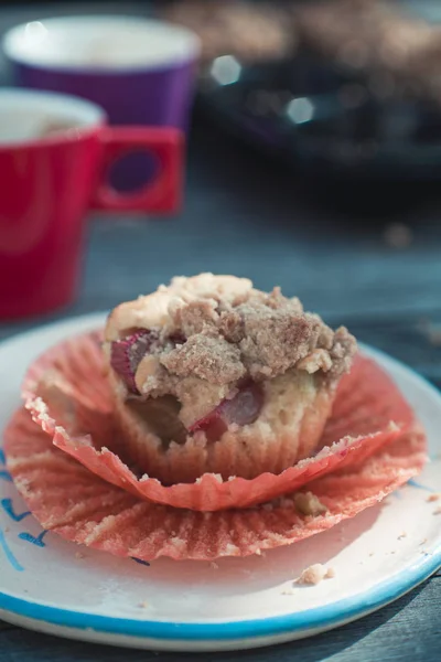 Wenig hausgemachter Rhabarber-Muffin lizenzfreie Stockbilder