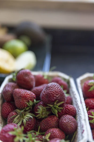 新鲜的生物草莓 — 图库照片