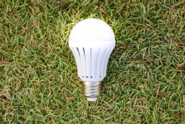 Yeşil çimenlerin üzerinde led Bulbwith aydınlatma
