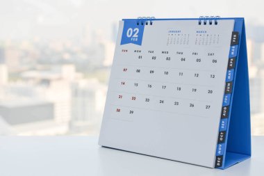 Kapat - Şubat takvimi şehir manzaralı beyaz tablo üzerinde