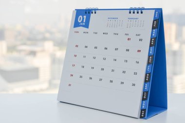 Şehir görünümü arka plan ile yakın up - Ocak'ta beyaz masa takvimi