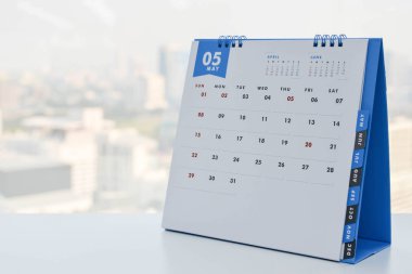 Şehir görünümü arka plan ile yakın up - Mayıs'ta beyaz masa takvimi