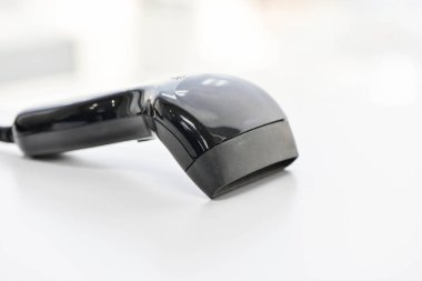 Beyaz masa üzerinde barkod okuyucu