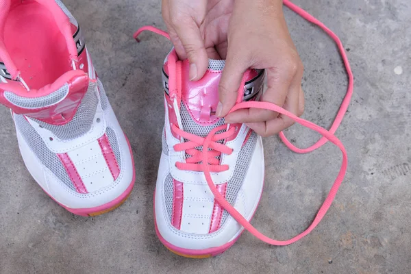 Жінка одягнена в рожеве спортивне взуття — стокове фото